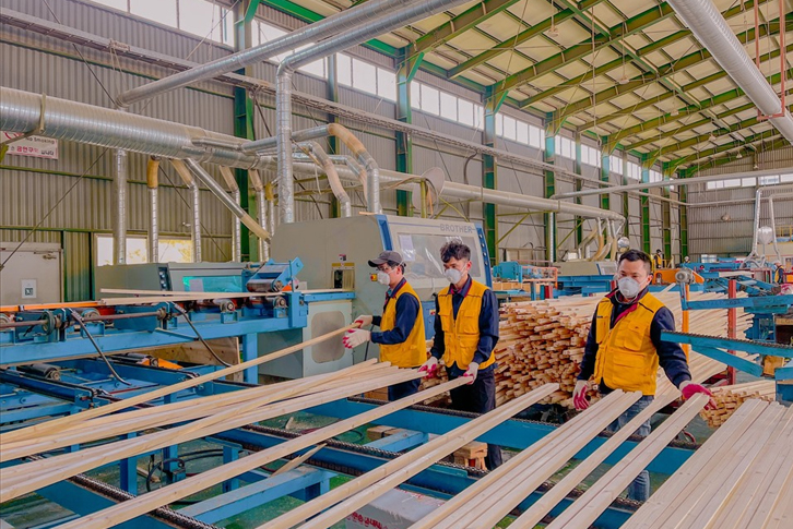 Lao động Việt Nam làm việc tại nhà máy ở Hàn Quốc