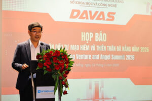 Ông Lê Sơn Phong phát biểu tại họp báo davas 2026