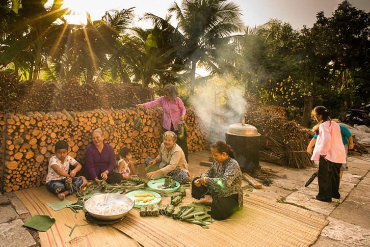 Hoạt động gói bánh chưng vào dịp Tết của người Việt