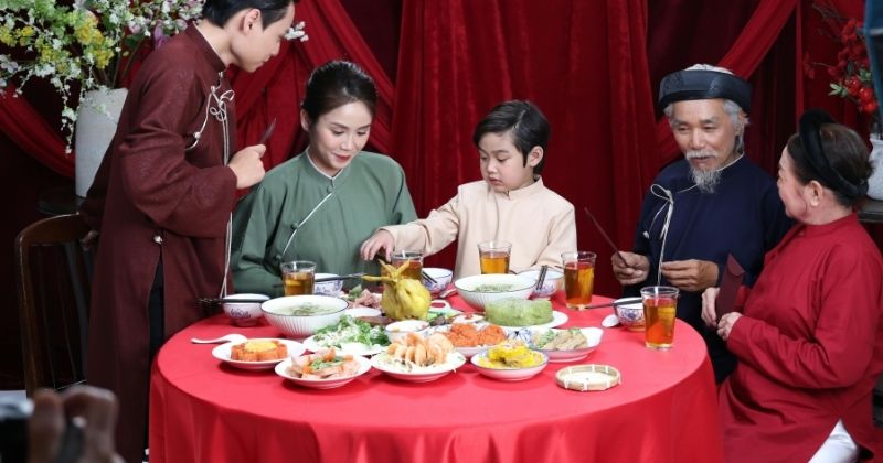 Khám Phá Văn Hóa Mâm Cơm Gia Đình Việt: Sợi Dây Gắn Kết Tình Thân Khắp 5 Châu 2 Dù ở bất cứ nơi đâu, mâm cơm gia đình vẫn là ngọn lửa ấm áp sưởi ấm tâm hồn người Việt, duy trì tình yêu thương và sự gắn kết các thế hệ.