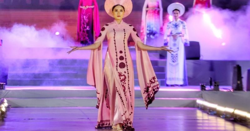 Vẽ áo dài họa tiết dân tộc: 7 Ý tưởng độc đáo & Hướng dẫn chi tiết 8 Những lưu ý quan trọng khi bảo quản áo dài vẽ tay