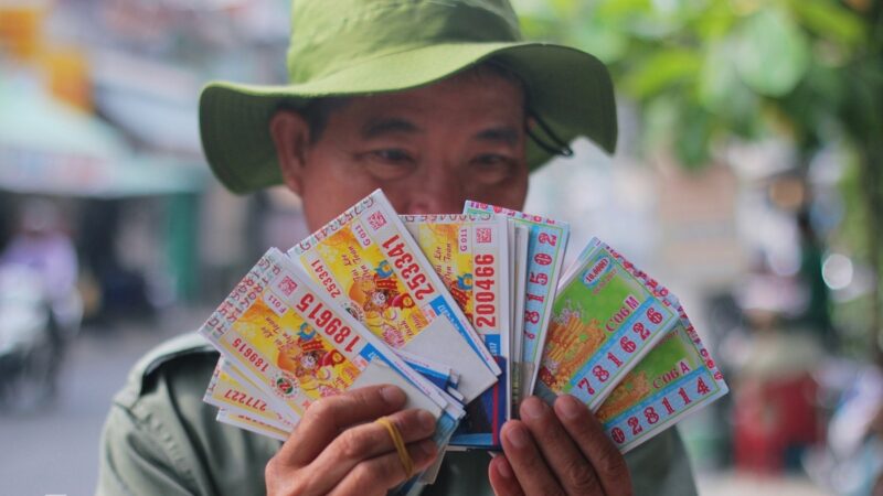 Tại sao người Việt thích "mở hàng" đầu năm bằng tấm vé số kiến thiết?