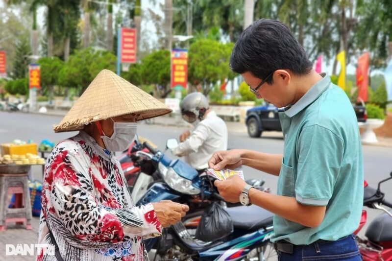 Tại sao người Việt thích "mở hàng" đầu năm bằng tấm vé số kiến thiết? 3 Yếu tố tâm lý đằng sau thói quen mua vé số ngày Tết
